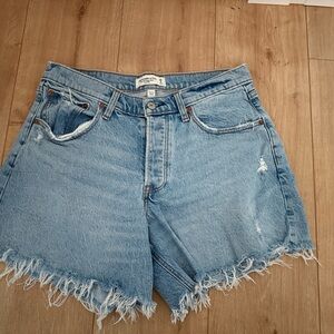 Abercrombie & Fitch- The 90’s baggy short low rise curve love